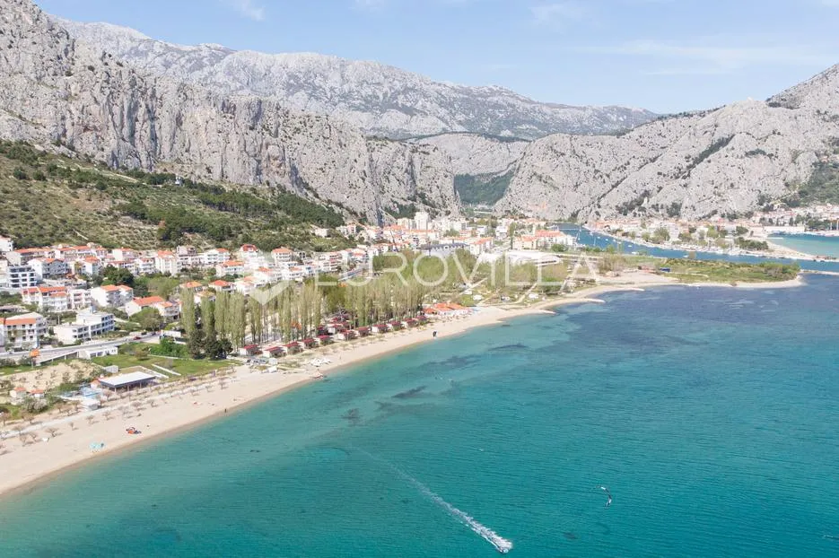 omiš, elegantna vila s tri stana i otvorenim pogledom na more - slika 11