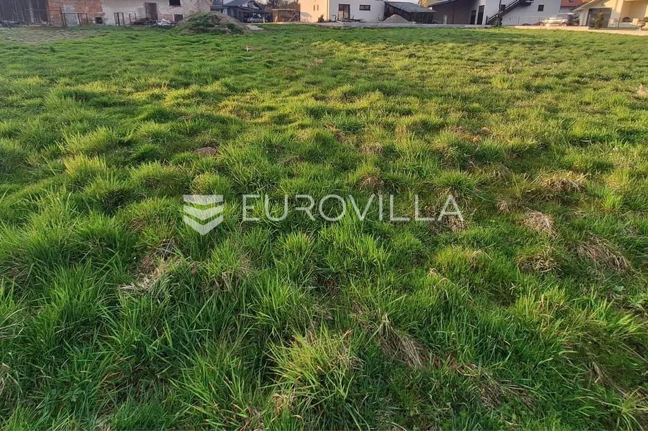 Karlovac, Donja Švarča, građevinsko zemljište 800 m², odlična lokacija