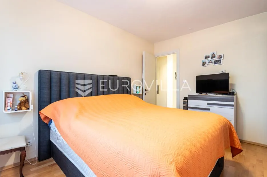 split, pujanke, trosoban stan s pogledom na more i terasom, kompletno renoviran - slika 12