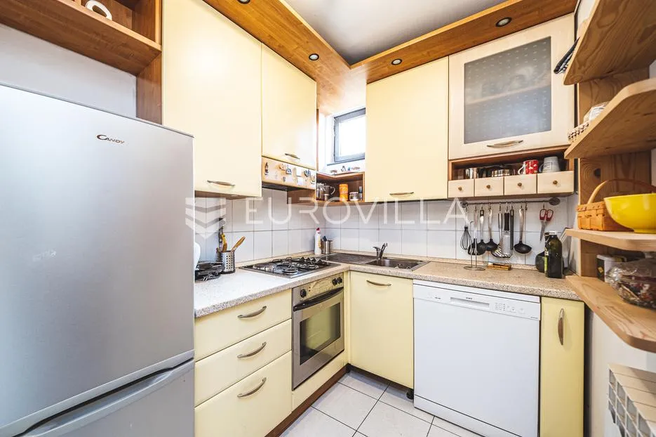zagreb, trešnjevka, trosoban stan s loggiom 72 m² - slika 12