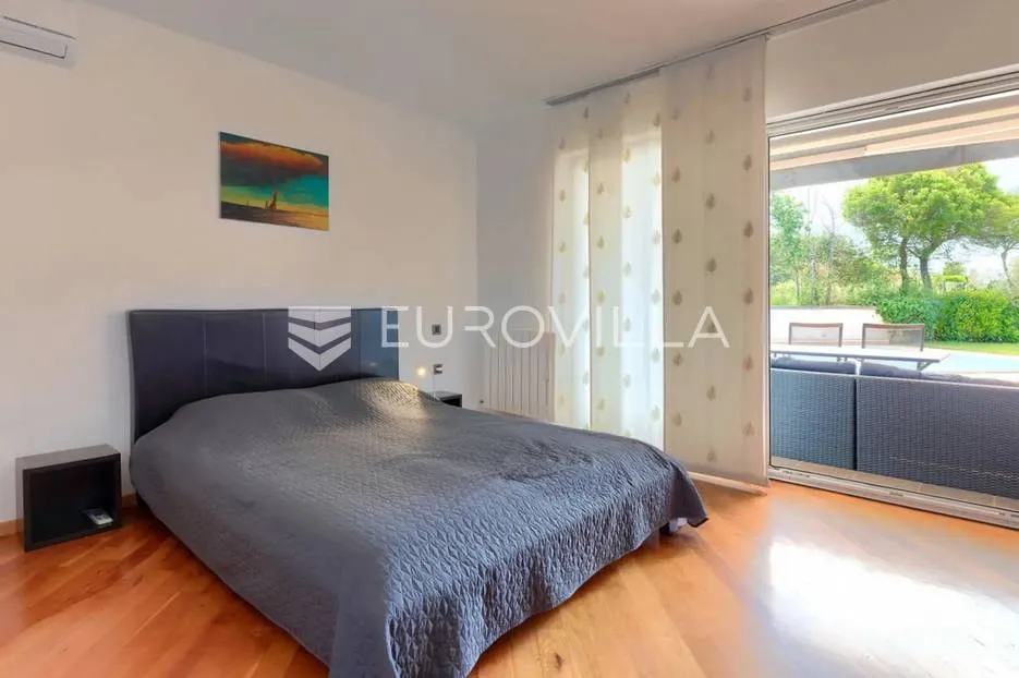 medulin, pomer, moderna samostojeća kuća 400 m² s bazenom u blizini mora - slika 23