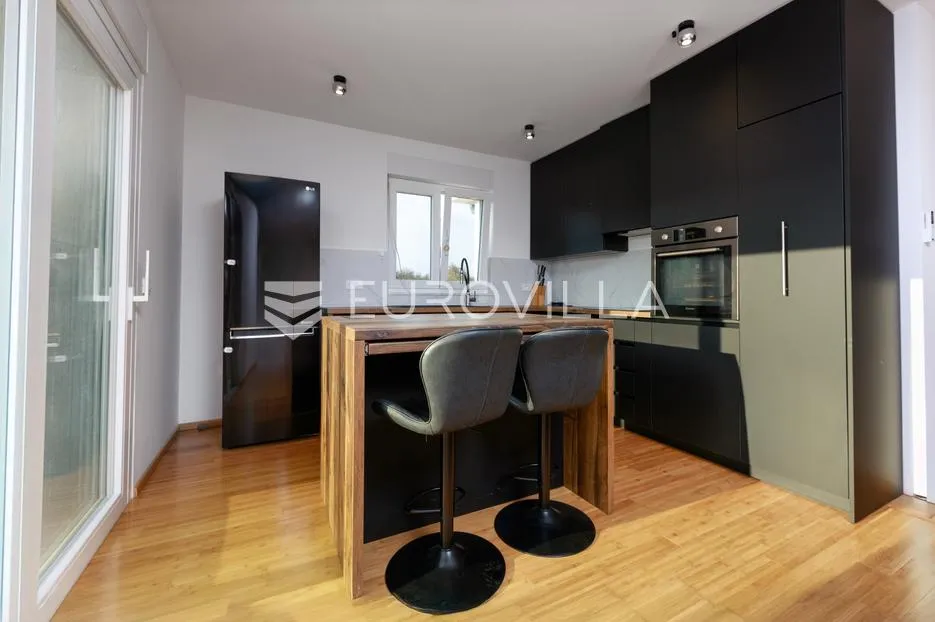vrbnik, novogradnja od 152 m² s dvorištem - slika 3