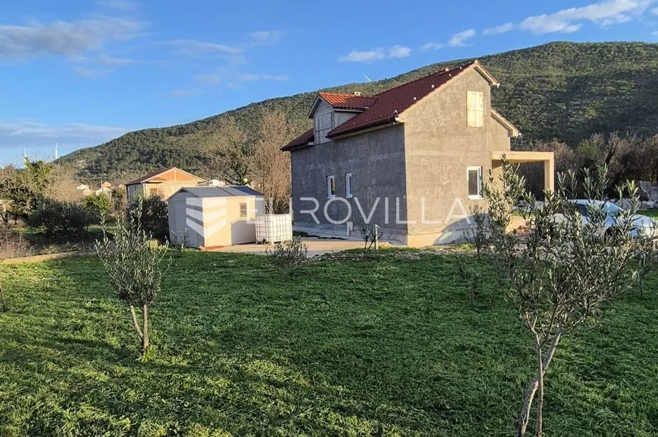 Šibenik, Boraja, kuća u izgradnji na velikoj parceli