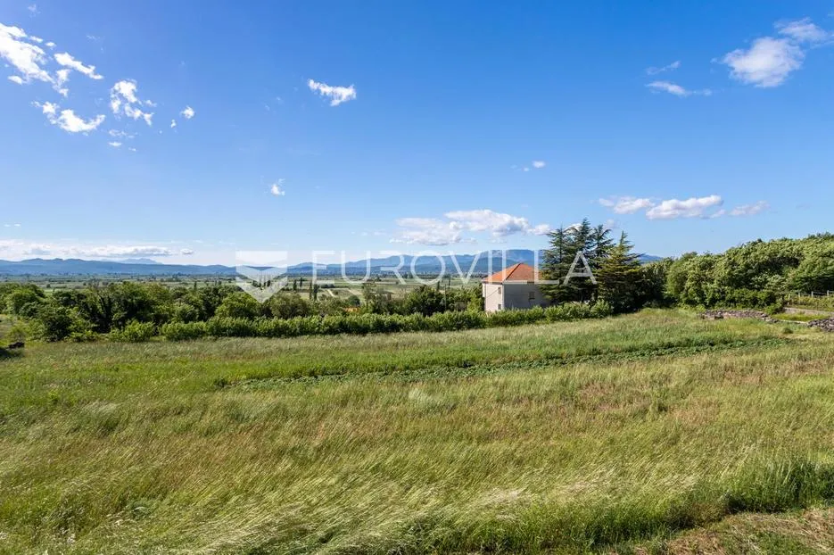 Sinj, Glavice, građevinsko zemljište površine 725 m²