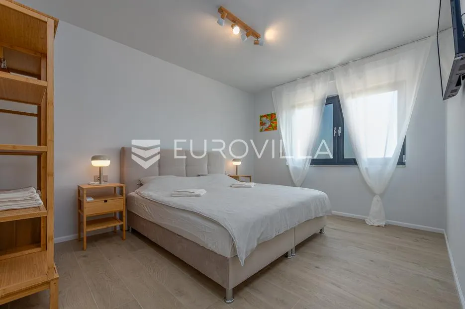 zadar, poljica brig, moderna vila s bazenom, teretanom i jacuzzijem na krovnoj terasi - slika 17