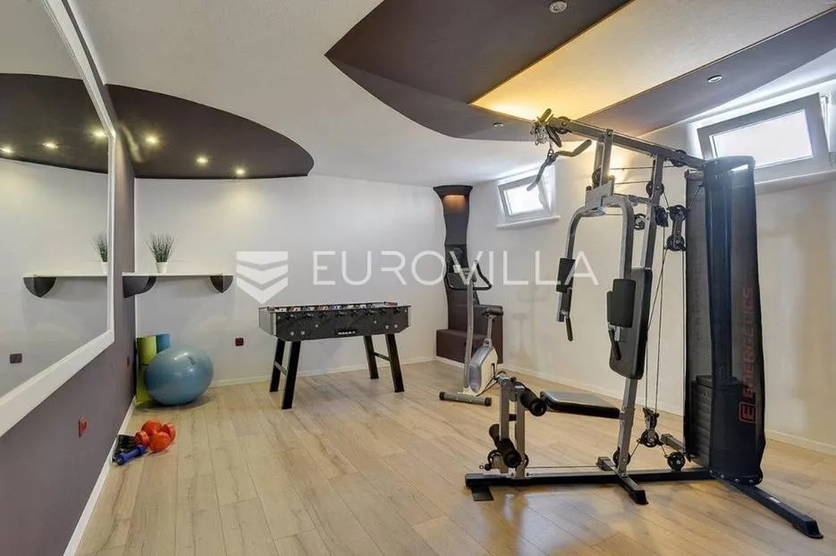 moderna villa s bazenom i teretanom na prestižnoj lokaciji u medulinu - slika 11