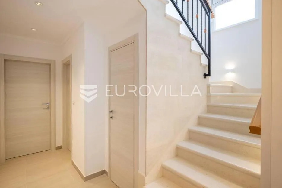 kaštel kambelovac, prekrasna vila s bazenom, treći red od mora - slika 9