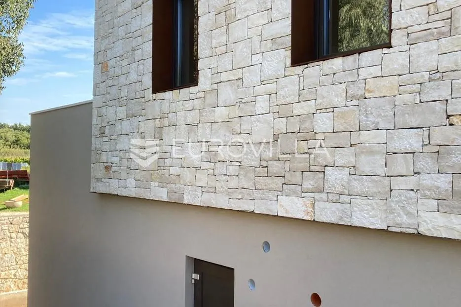istra, okolica bala, kamena dizajnerska kuća 176 m² s bazenom - slika 31