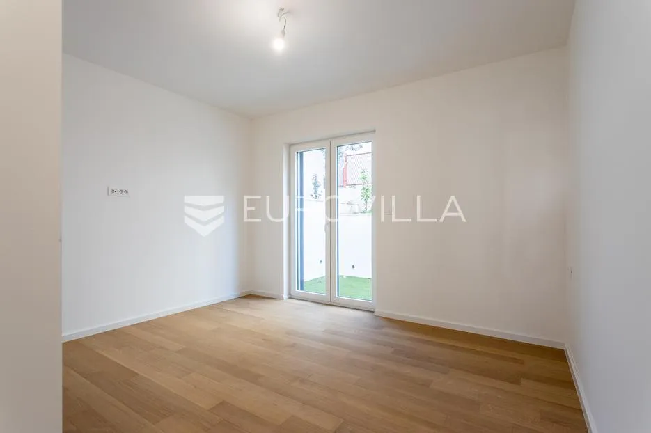 vodice, novogradnja, prostran apartman s dvorištem u centru mjesta, 139,61 m² - slika 10