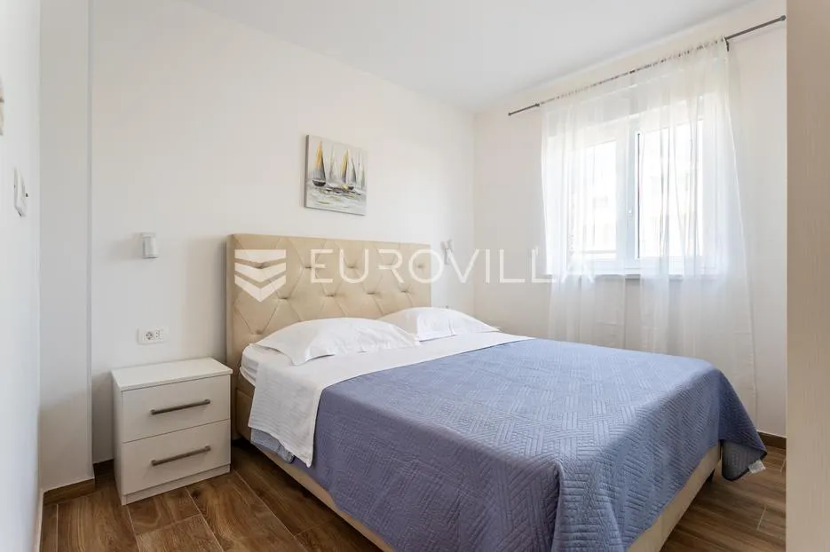 trogir, moderan stan s dvorištem dostupan dugoročno od rujna - slika 8