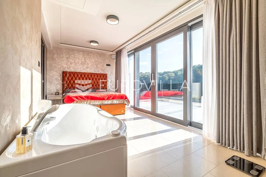 šestinski dol, luksuzna vila 370 m2 s bazenom na zemljištu 800 m2 - slika 5