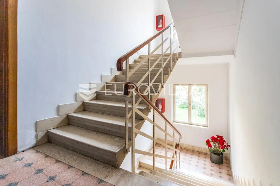 Split, Firule, trosoban stan površine 96m2, vrhunska lokacija