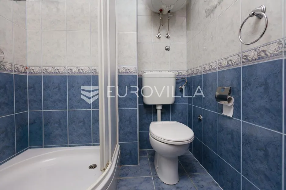 krk, uređen trosoban apartman blizu mora, terasa s pogledom - slika 9
