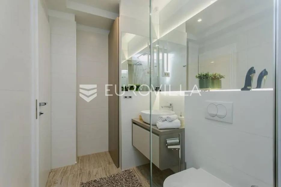 split, žnjan, luksuzno uređen dvosoban stan s jacuzzijem - slika 12