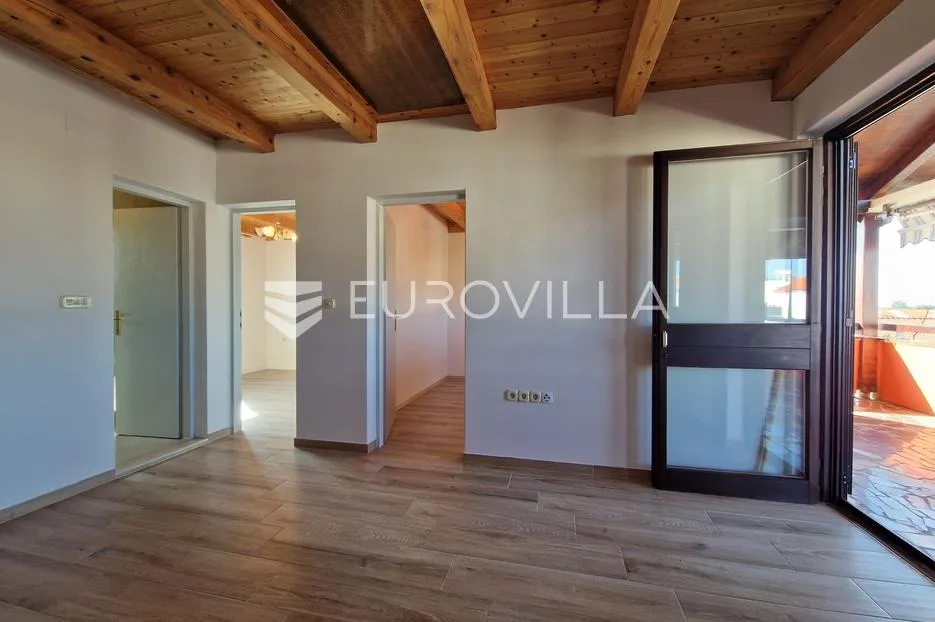 vir, 120 m od plaže, trosobni renovirani apartman s pogledom na more - slika 8