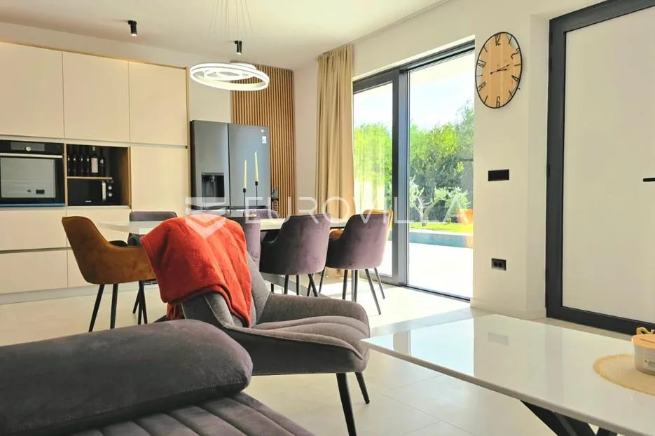 istra, labin, moderna samostojeća villa s dva stana i bazenom, 176.15 m² - slika 14