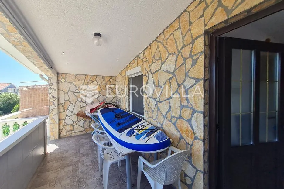 vir, nekretnina na izvrsnoj lokaciji, 40 m od mora, s dva odvojena apartmana - slika 3