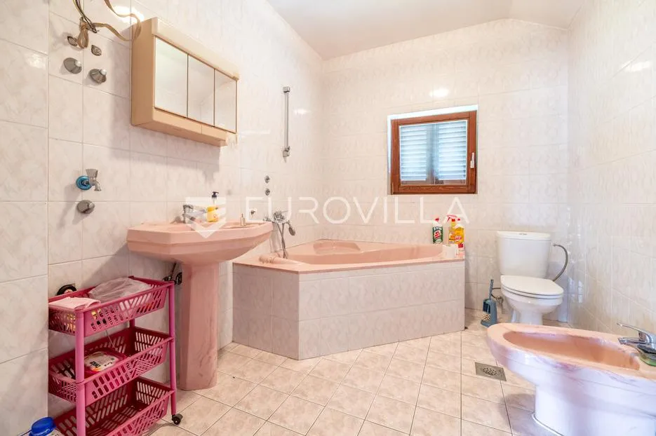zagreb, gornja dubrava, odlična kuća s tri stana i garažom, 400 m² - slika 16