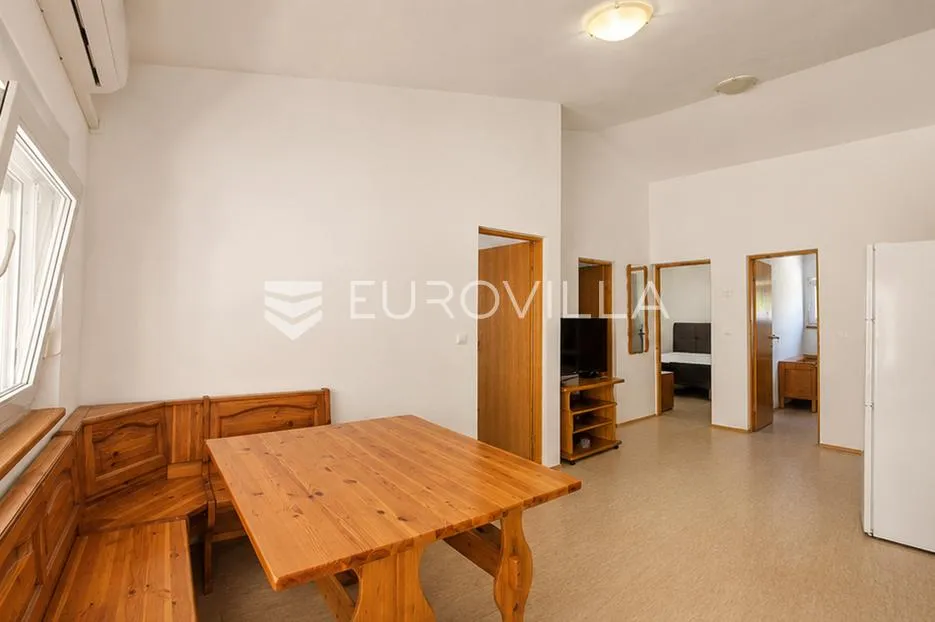 vir, kuća s dva apartmana, 6 spavaćih soba i velikim privatnim dvorištem - slika 6