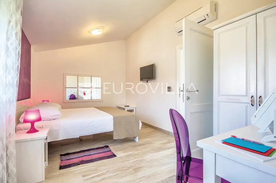 istra, premantura, unikatna vila s panoramskim pogledom, na velikoj uređenoj okućnici - slika 27