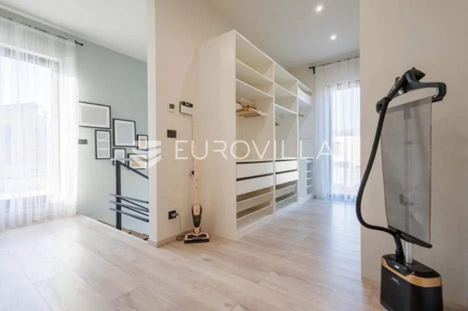 premantura, unikatna i elegantnan vila s bazenom na velikoj uređenoj okućnici - slika 34