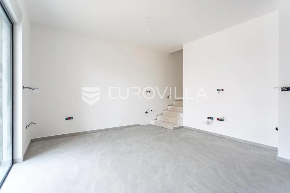 vodice, prostran dvosoban stan, 112,61 m² - slika 2