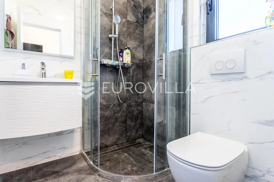 vodice, srima prekrasan penthouse, 50 metara od mora - slika 13