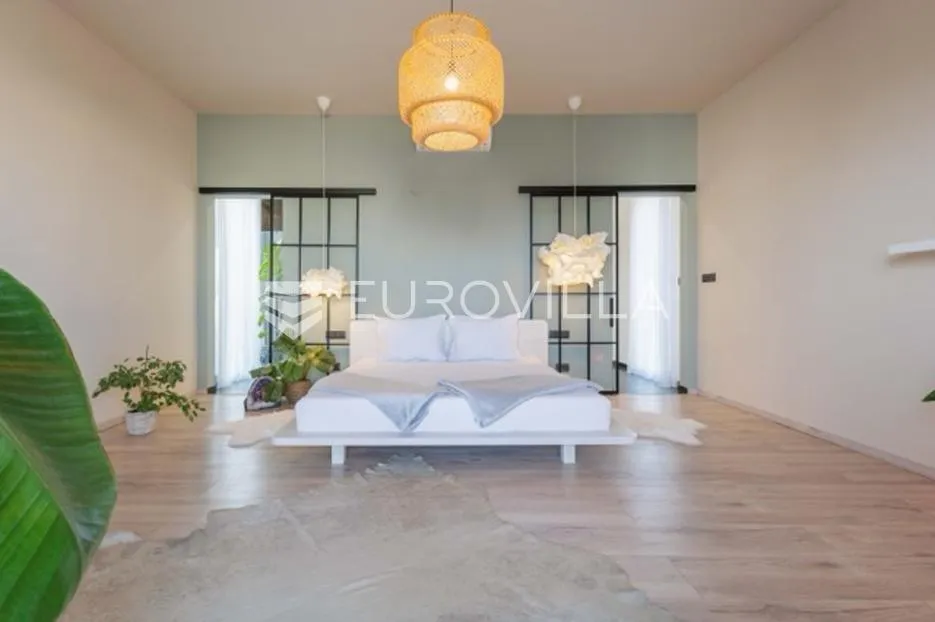 premantura, unikatna i elegantnan vila s bazenom na velikoj uređenoj okućnici - slika 57