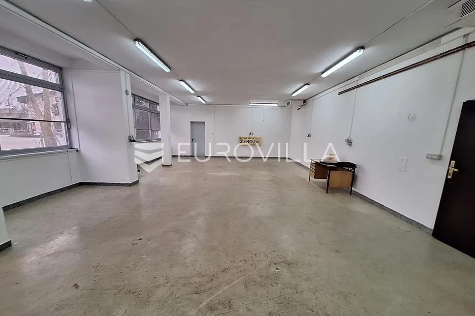 Karlovac, stambeno poslovna zgrada 1000 m², višenamjenska mogućnost
