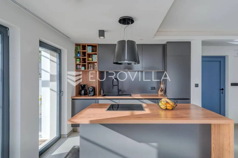 brač- prekrasna moderna vila s bazenom - slika 11