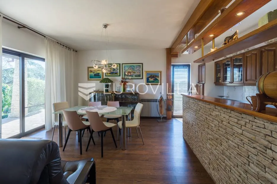 pula, veli vrh, vila s 4 odvojena apartmana, bazenom i velikom okućnicom - slika 53