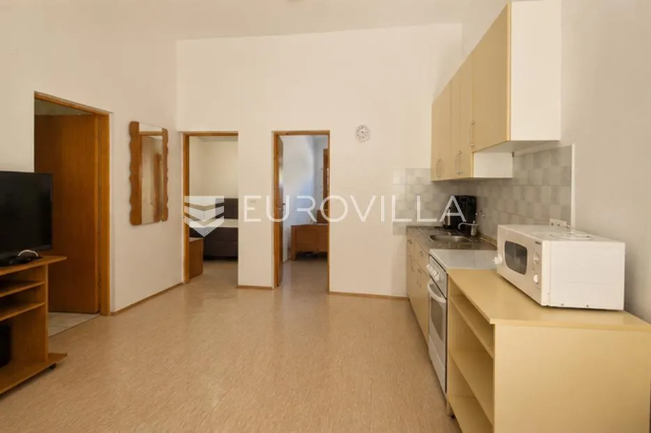 vir, kuća s dva apartmana, 6 spavaćih soba i velikim privatnim dvorištem - slika 9