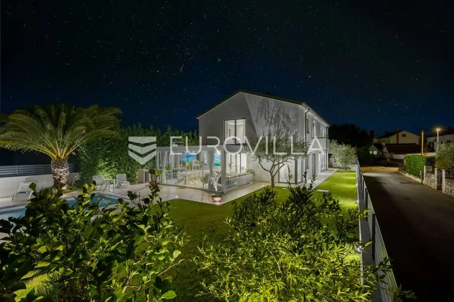 rovinj, impresivna obiteljska vila s bazenom smještena na mirnoj lokaciji - slika 57