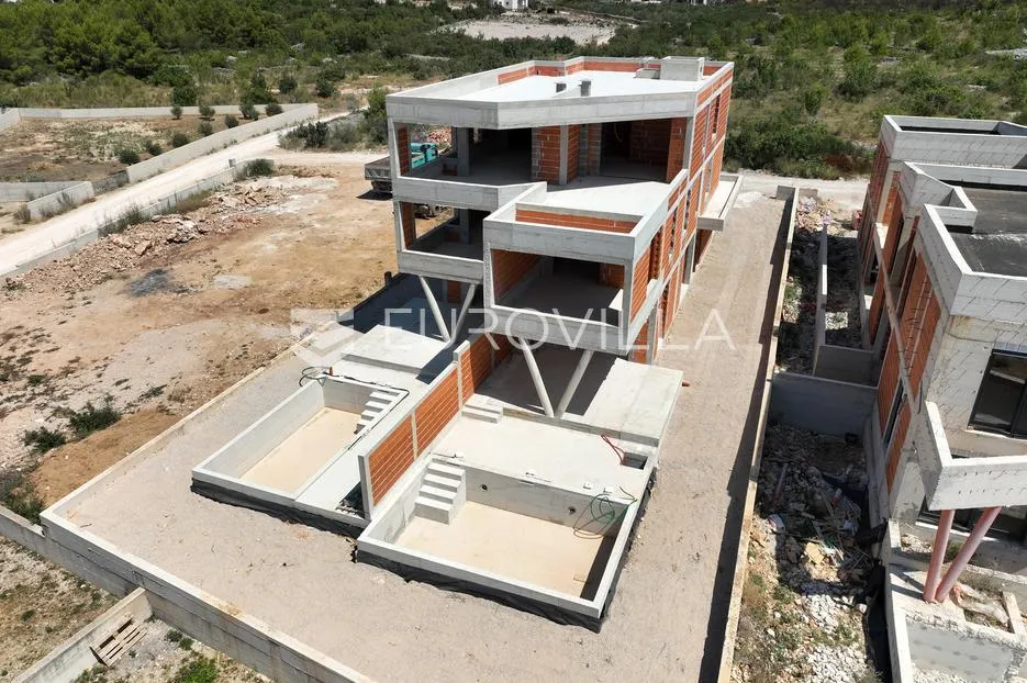 vodice, prostran stan s bazenom i dvorištem, 165,37 m² - slika 14