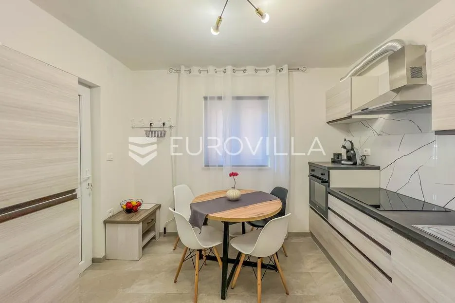 istra, novigrad okolica, šarmantan prostrani stan sa terasom, vrtom i malim odvojenim apartmanom - slika 12