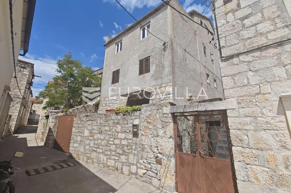 brač, milna samostojeća kuća u centru mjesta, u roh bau fazi - slika 2