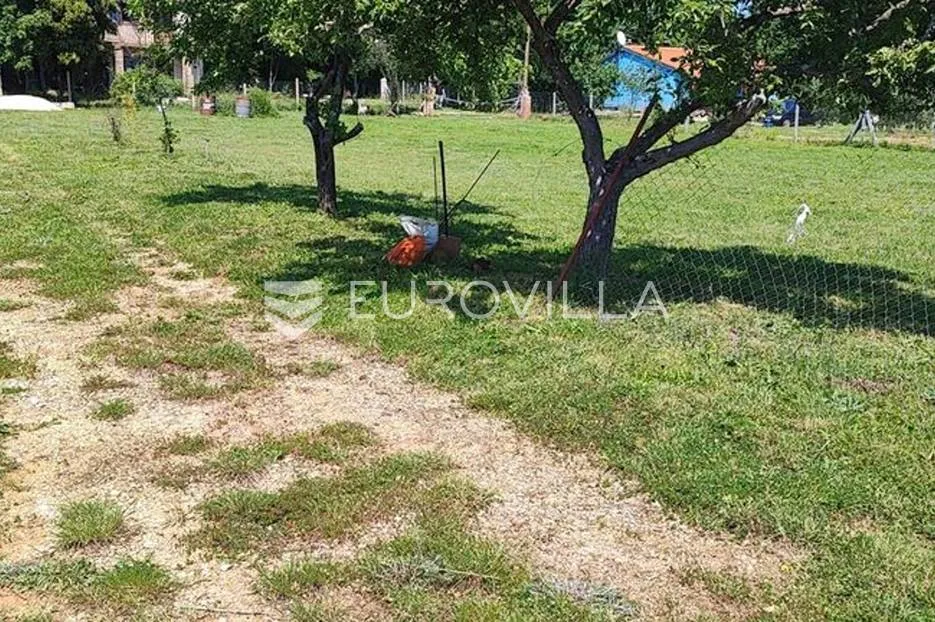 valtura, ravno poljoprivredno zemljište sa uređenim putem - slika 7