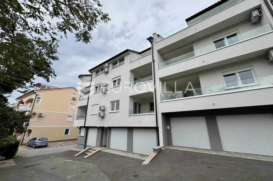 Crikvenica, novogradnja, predivan trosoban stan NKP 62,38 m2