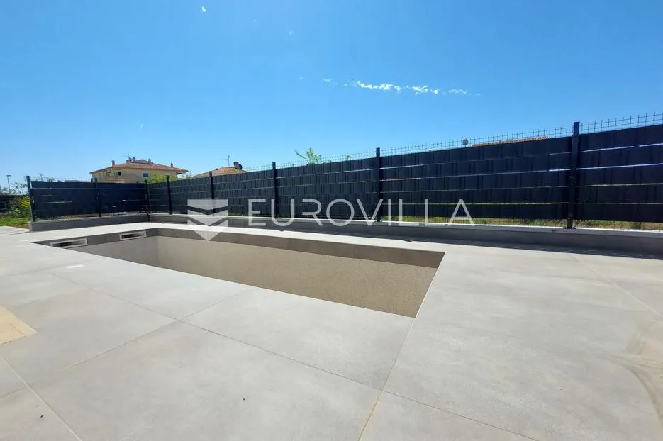 istra, pula, dvosoban stan s vrtom i bazenom, novogradnja - slika 18
