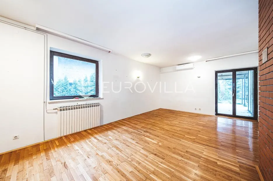 zagreb, lučko, obiteljska kuća s dva stana na parceli površine 1848 m² - slika 3