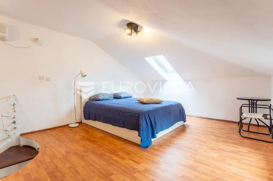 Brač, Milna, kamena kuća uz rivu