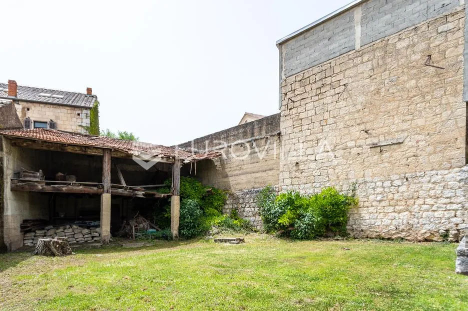 sinj, strogi centar, kuća s velikim potencijalom - slika 7