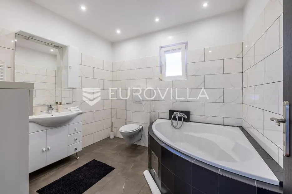 kaštel stari, atraktivna kuća s bazenom na mirnoj lokaciji - slika 7