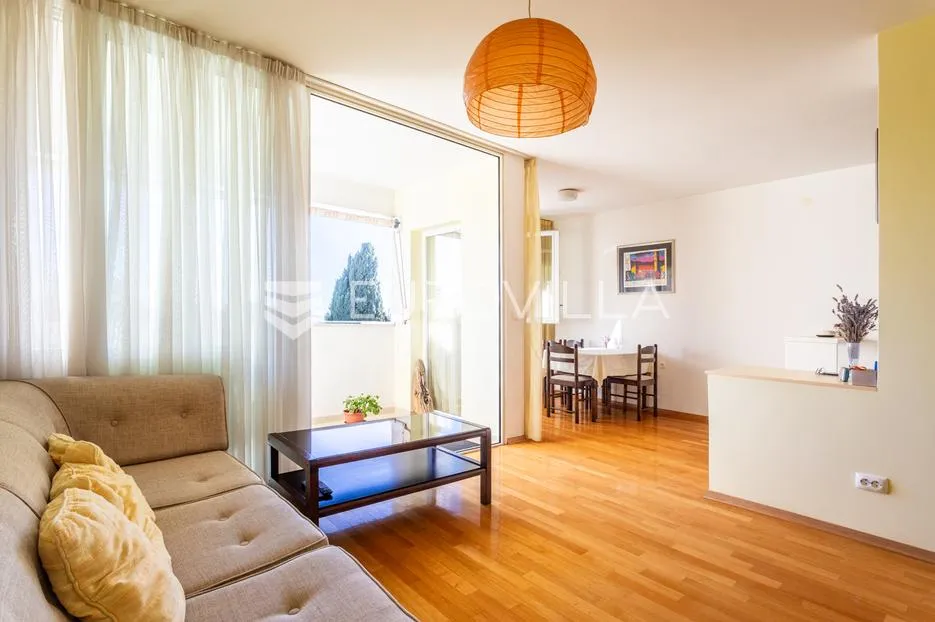Split, Gripe komforan dvosoban stan 64 m² s pogledom