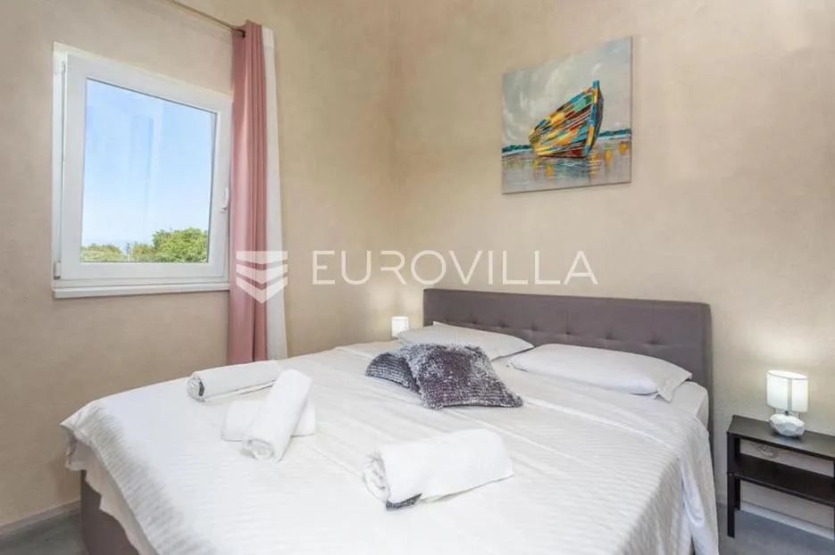 krk, dobrinj, moderna dvojna kuća s bazenom i saunom 107 m², okućnica 315 m² - slika 16
