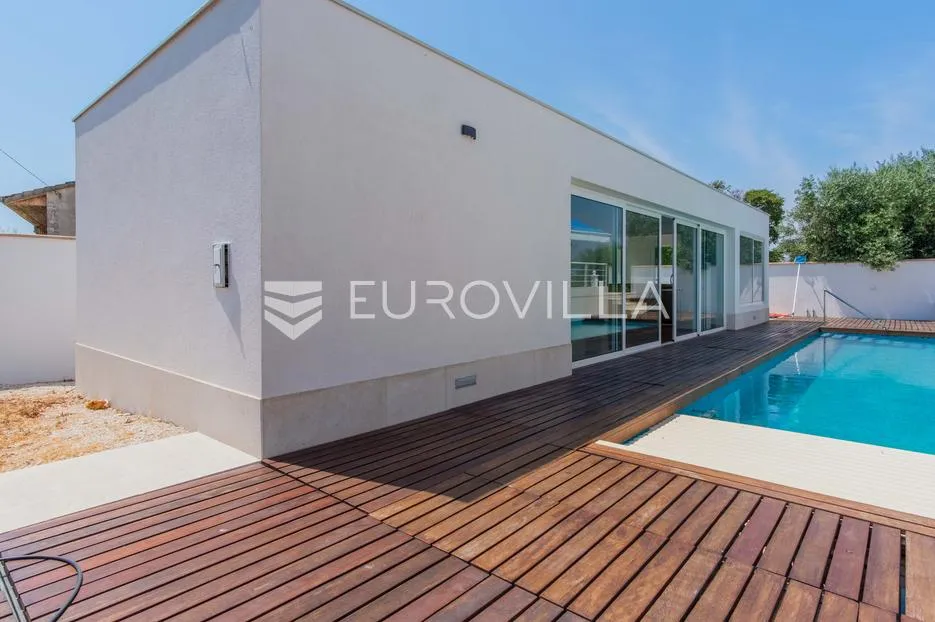 istra, poreč, unikatna dizajnerska vila s dodatnim apartmanom, wellnessom i grijanim bazenom - slika 11