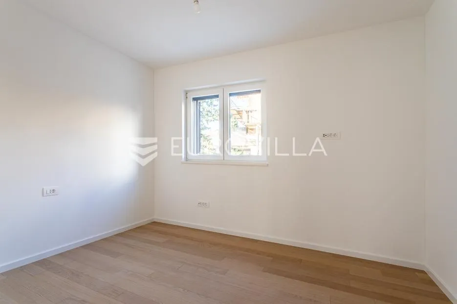 vodice, novogradnja, prostran apartman s dvorištem u centru mjesta, 148,24 m² - slika 12