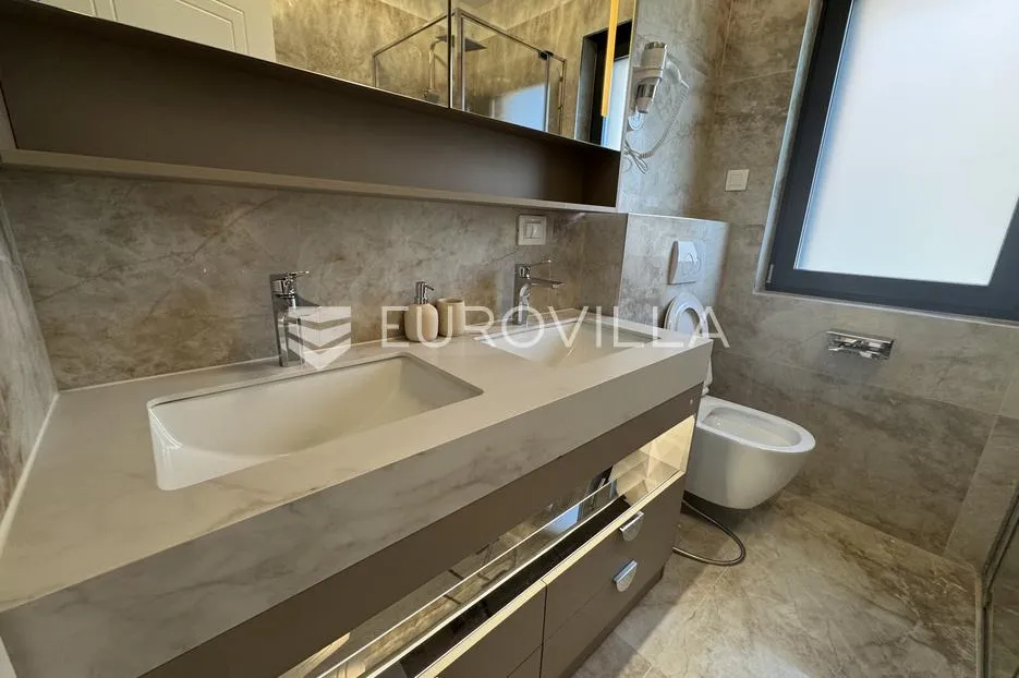 istra, rovinj, luksuzan namješten trosoban stan 130m2 u prizemlju s vrtom i bazenom - slika 11