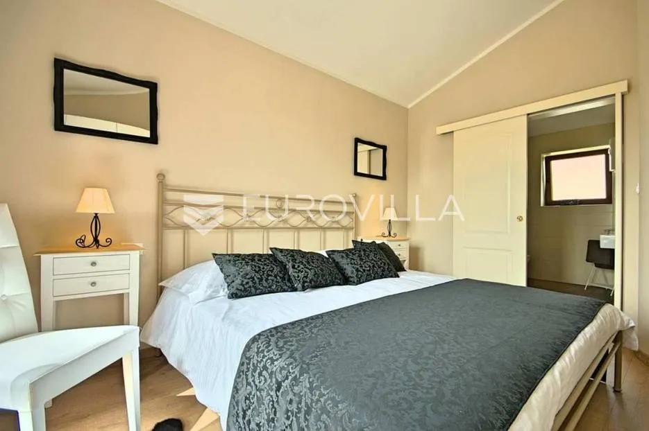 poreč, fuškulin, prekrasna vila okružena zelenilom - slika 12