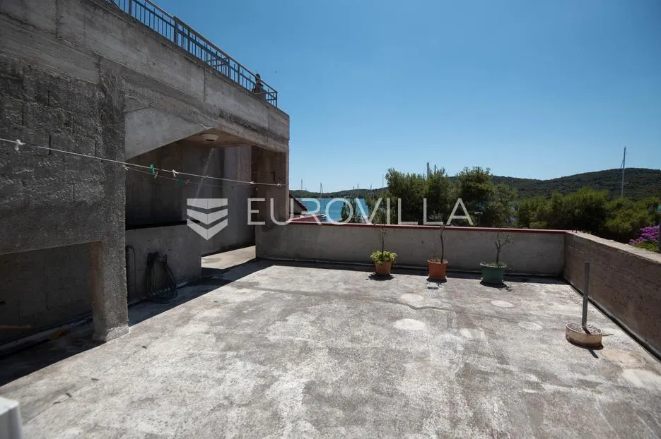 tisno, ekskluzivna apartmanska kuća prvi red do mora s panoramskim pogledom i brodicom - slika 40